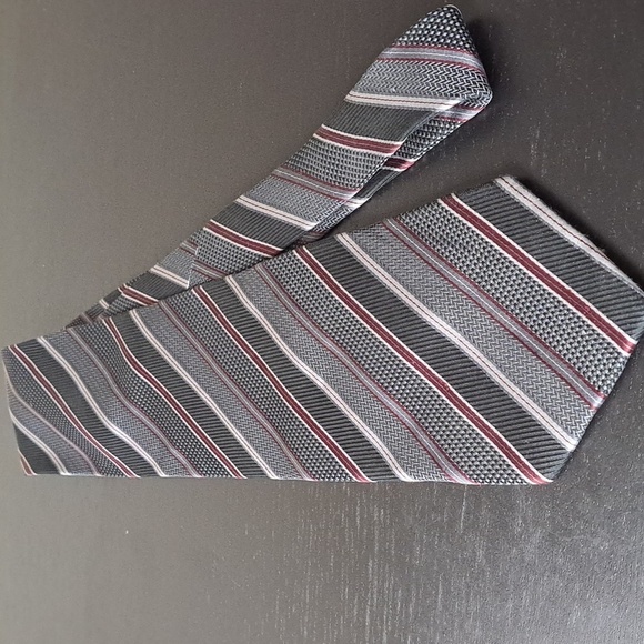 Bill Blass silk tie  56"x3.5" - Picture 7 of 8